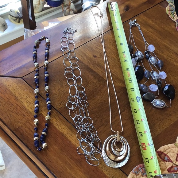 Lot of 4 necklaces, 2 gold, 2 silver sizes vary - Picture 8 of 8